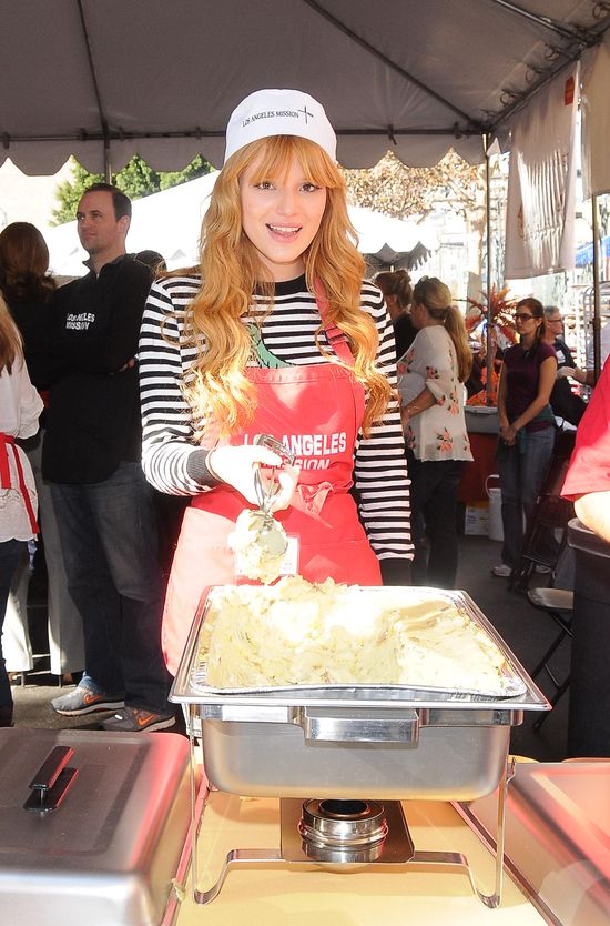 Bella Thorne gotuje dla bezdomnych (FOTO)