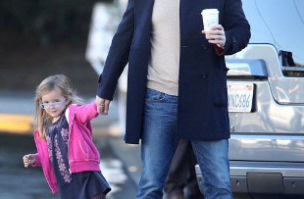 Ben Affleck sam zajmuje się córkami (FOTO)