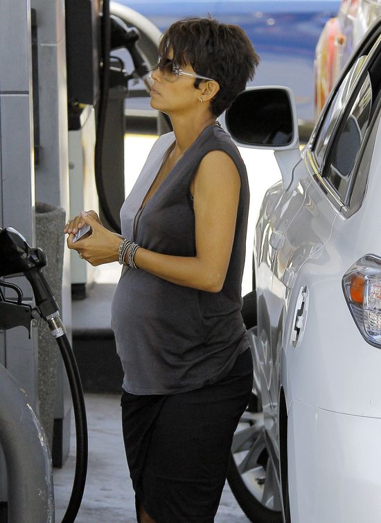 Ciężarna Halle Berry na stacji benzynowej (FOTO)