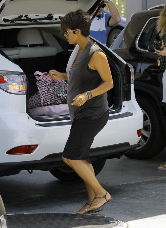 Ciężarna Halle Berry na stacji benzynowej (FOTO)