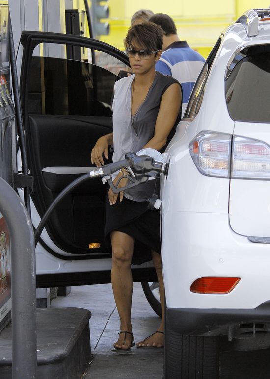 Ciężarna Halle Berry na stacji benzynowej (FOTO)