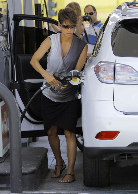 Ciężarna Halle Berry na stacji benzynowej (FOTO)