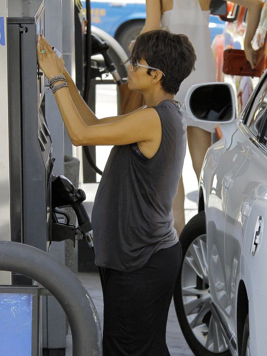 Ciężarna Halle Berry na stacji benzynowej (FOTO)