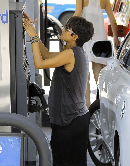 Ciężarna Halle Berry na stacji benzynowej (FOTO)