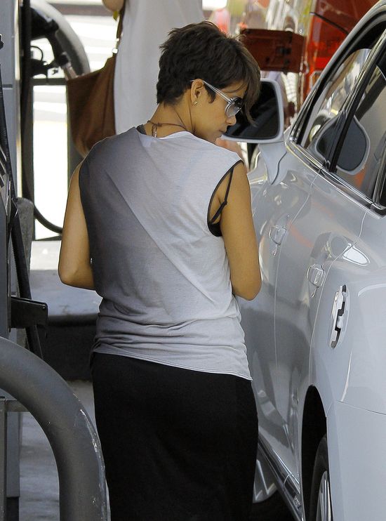 Ciężarna Halle Berry na stacji benzynowej (FOTO)