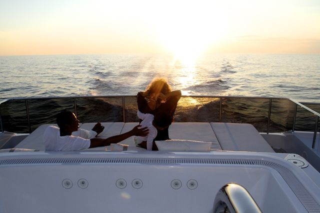 Beyonce i Jay Z wypoczywają na jachcie (FOTO)