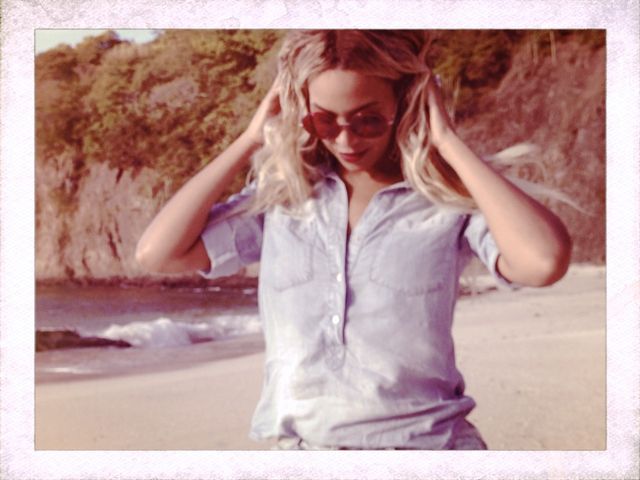 Beyonce chwali się figurą... na drzewie (FOTO) Beyonce chwali się figurą... na drzewie (FOTO)