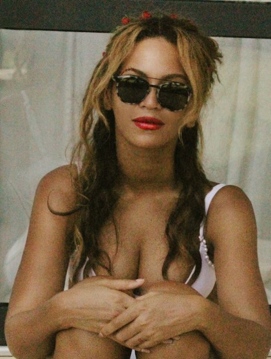 Królowa Bey-kini, czyli Beyonce kusi w stroju kąpielowym 