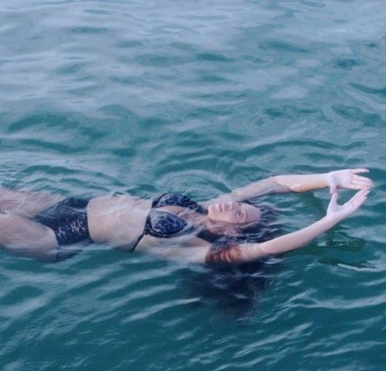 2,5 roczna Blue Ivy nosi pomalowane paznokcie!