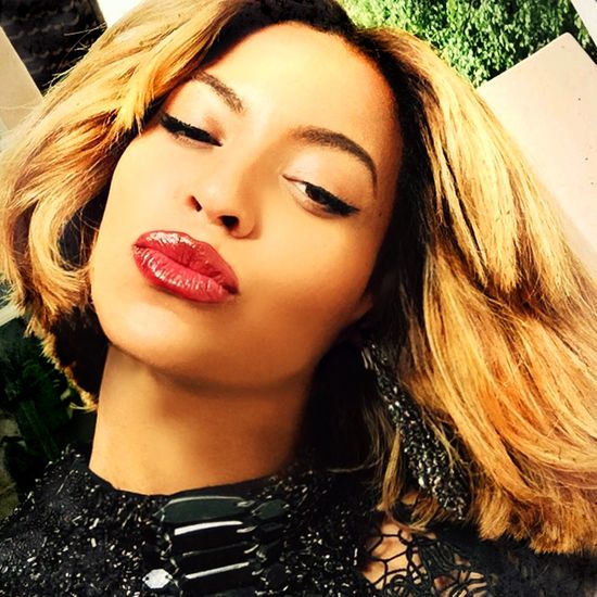 Beyonce zmieniła fryzurę. Ups... perukę! (FOTO)