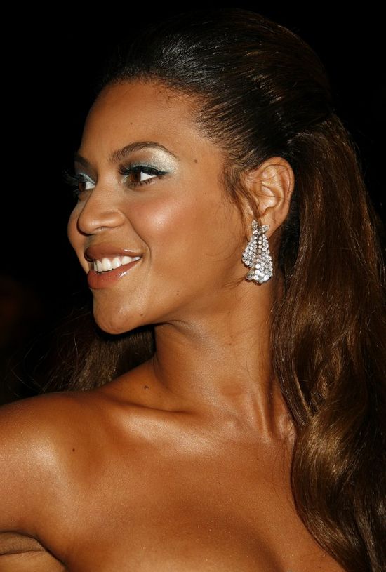 Internauci do Beyonce: Wybieliłaś skórę!