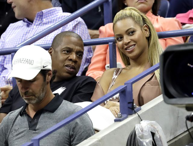 Ogromny dekolt Beyonce na meczu koszykówki (FOTO)