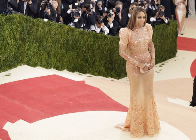 Skandal! Beyonce SAMA na gali MET! (FOTO)