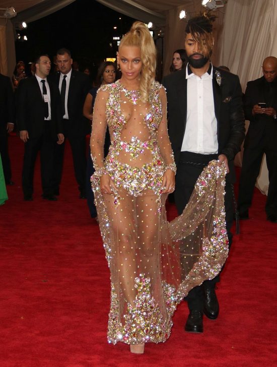 Pewien internauta wystylizował się na Kim i Beyonce 