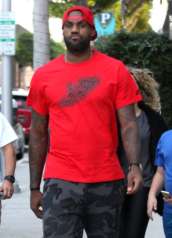 Ale afera! Beyonce pożera wzrokiem LeBrona Jamesa [VIDEO]