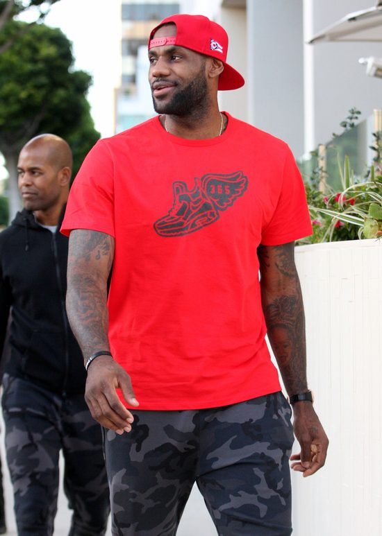 Ale afera! Beyonce pożera wzrokiem LeBrona Jamesa [VIDEO]