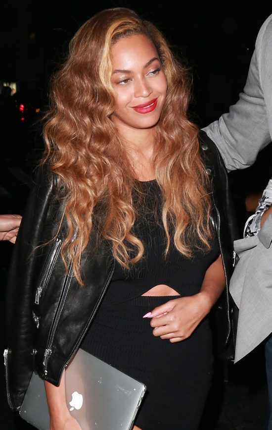 Ale afera! Beyonce pożera wzrokiem LeBrona Jamesa [VIDEO]