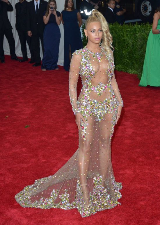 Pewien internauta wystylizował się na Kim i Beyonce 