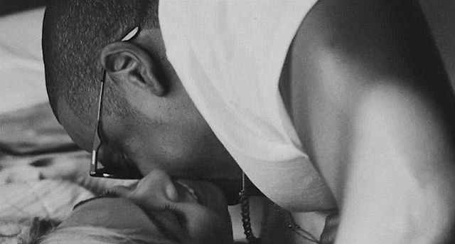 Beyonce i Jay Z skąpani w gorących pocałunkach (VIDEO)