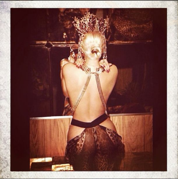 Chce udowodnić, że od dawna była seksowna? (FOTO)