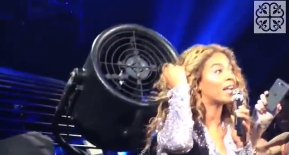 Włosy Beyonce wciągną wentylator! (VIDEO)