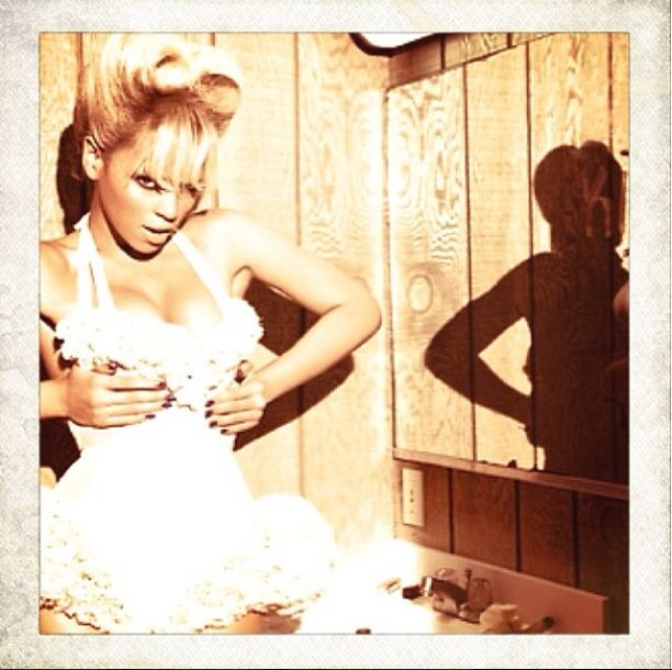 Chce udowodnić, że od dawna była seksowna? (FOTO)