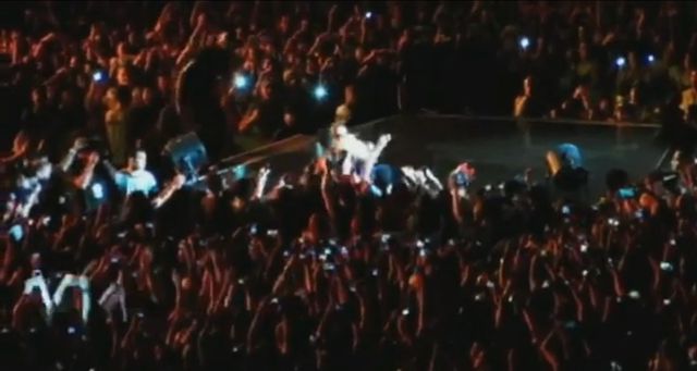 Półnagi fan próbował ściągnąć Beyonce ze sceny (VIDEO) Półnagi fan próbował ściągnąć Beyonce ze sceny (VIDEO)