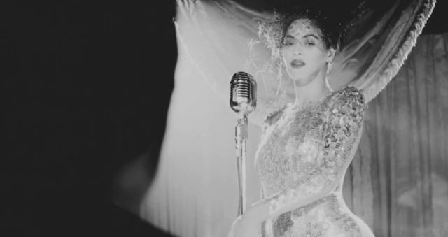 Beyonce i Jay Z skąpani w gorących pocałunkach (VIDEO)