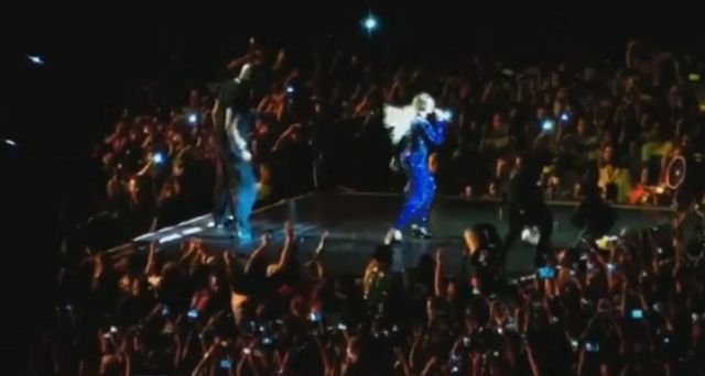 Półnagi fan próbował ściągnąć Beyonce ze sceny (VIDEO) Półnagi fan próbował ściągnąć Beyonce ze sceny (VIDEO)