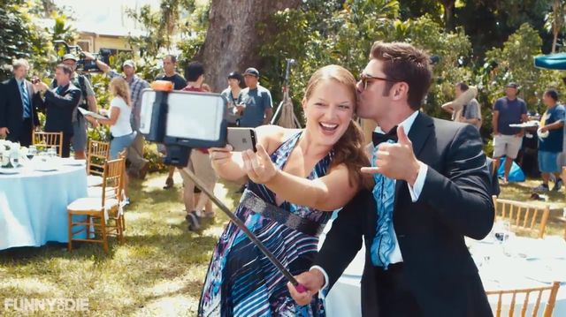 Zac Efron nie rozstaje się ze swoim selfie-stickiem? 