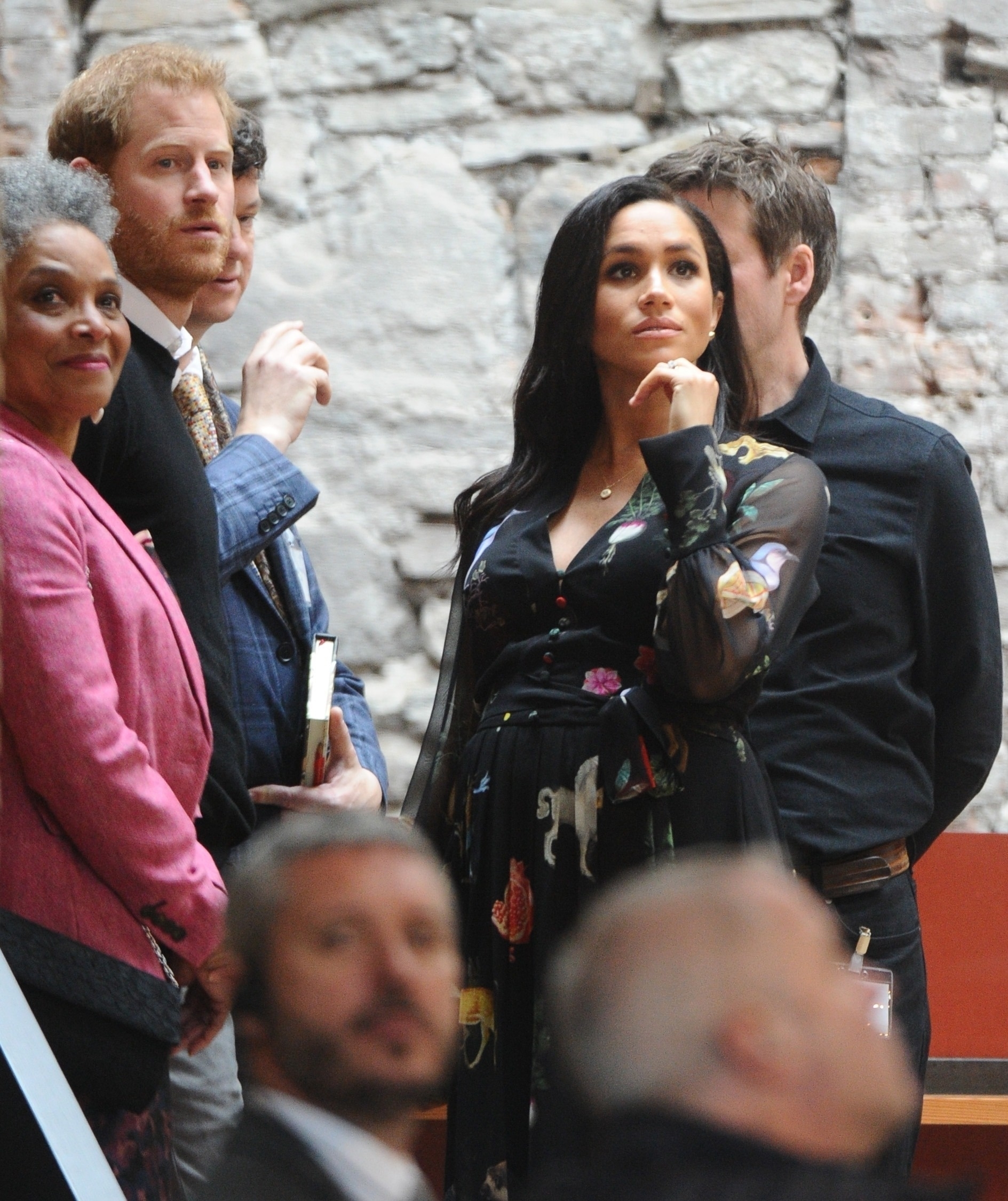 Chłopiec przeklął przy książęcej parze. Reakcja Meghan Markle bezcenna! (VIDEO)