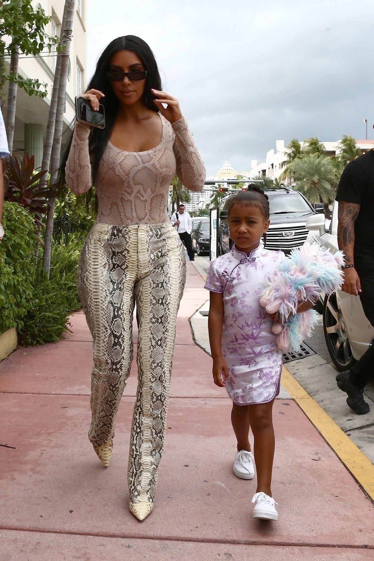 Kardashianki mają pewien bardzo DZIWNY nawyk