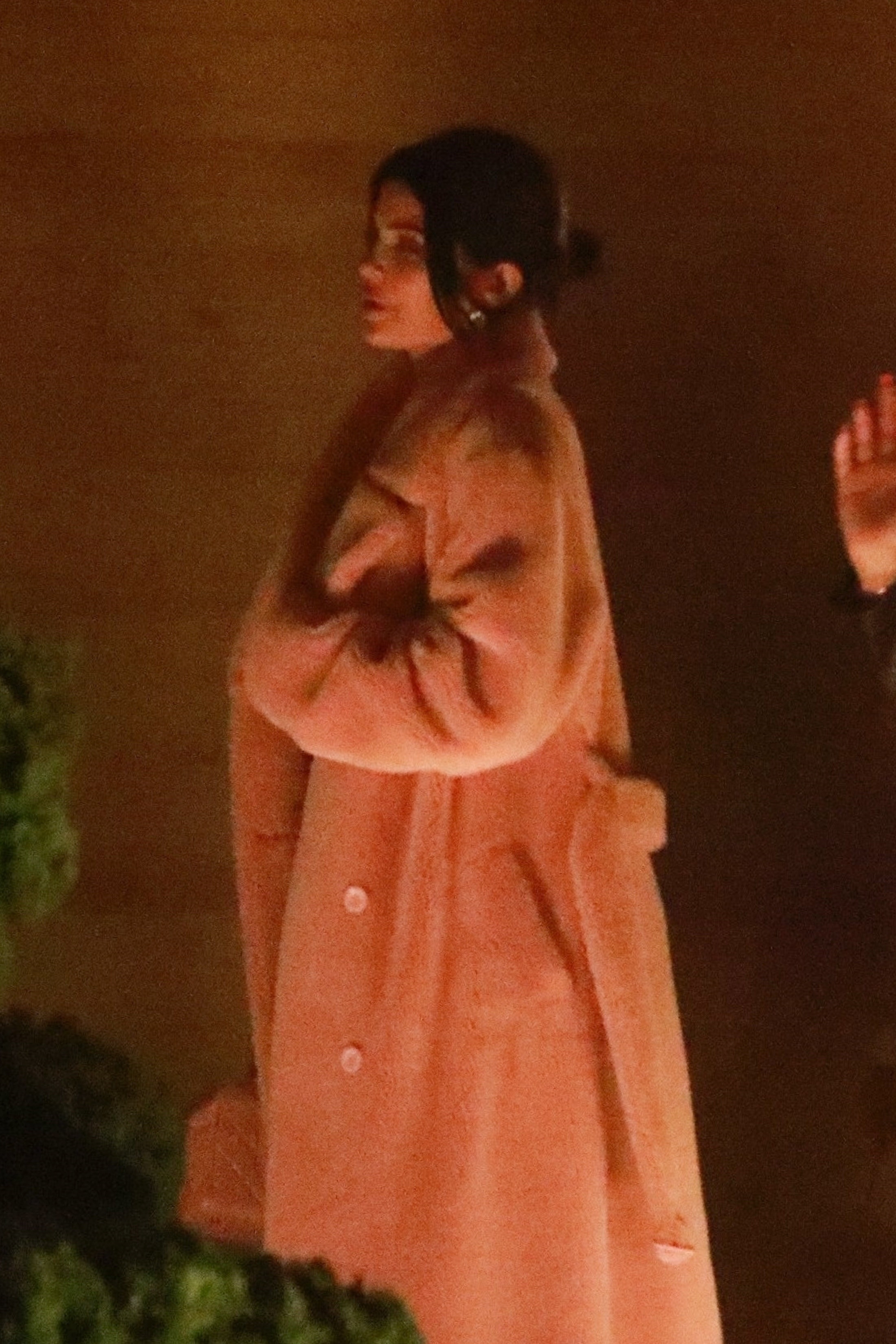 Kylie Jenner ukrywa ciążowy brzuszek pod wielkim płaszczem? (ZDJĘCIA) Kylie Jenner ukrywa ciążowy brzuszek pod wielkim płaszczem? (ZDJĘCIA)