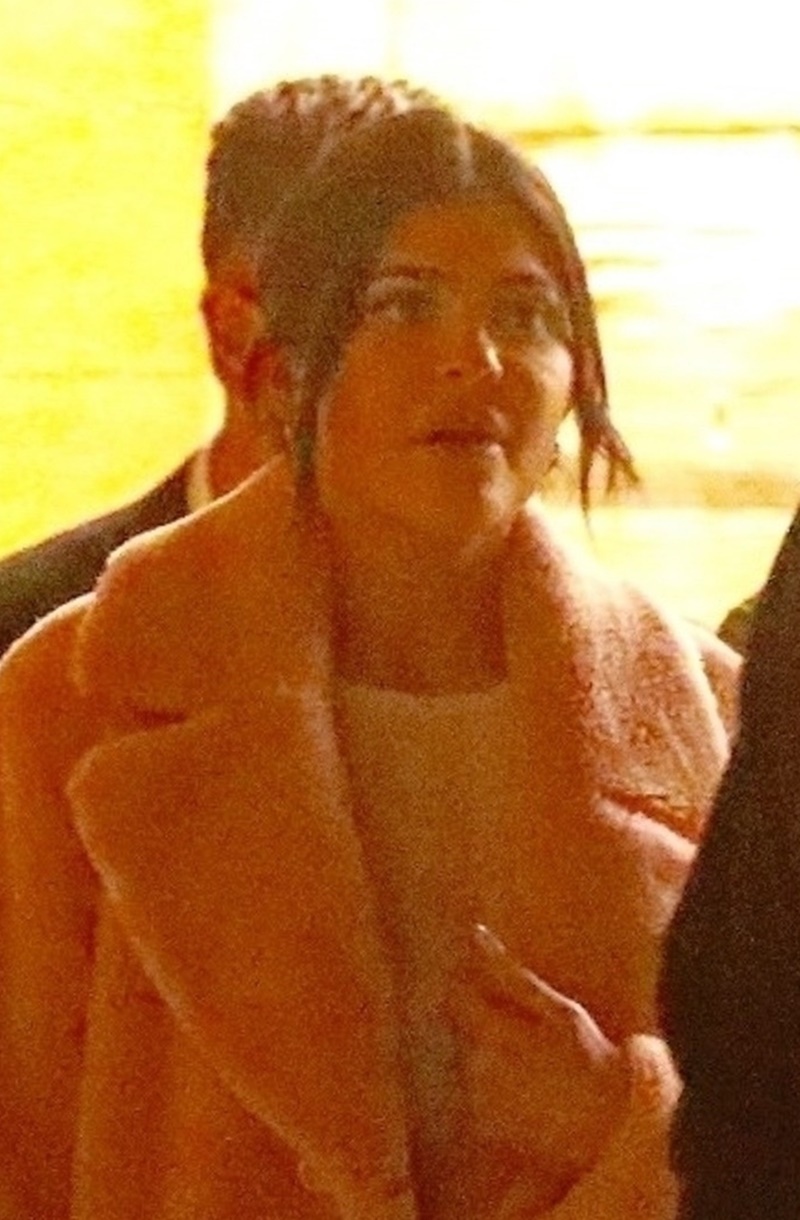 Kylie Jenner ukrywa ciążowy brzuszek pod wielkim płaszczem? (ZDJĘCIA)