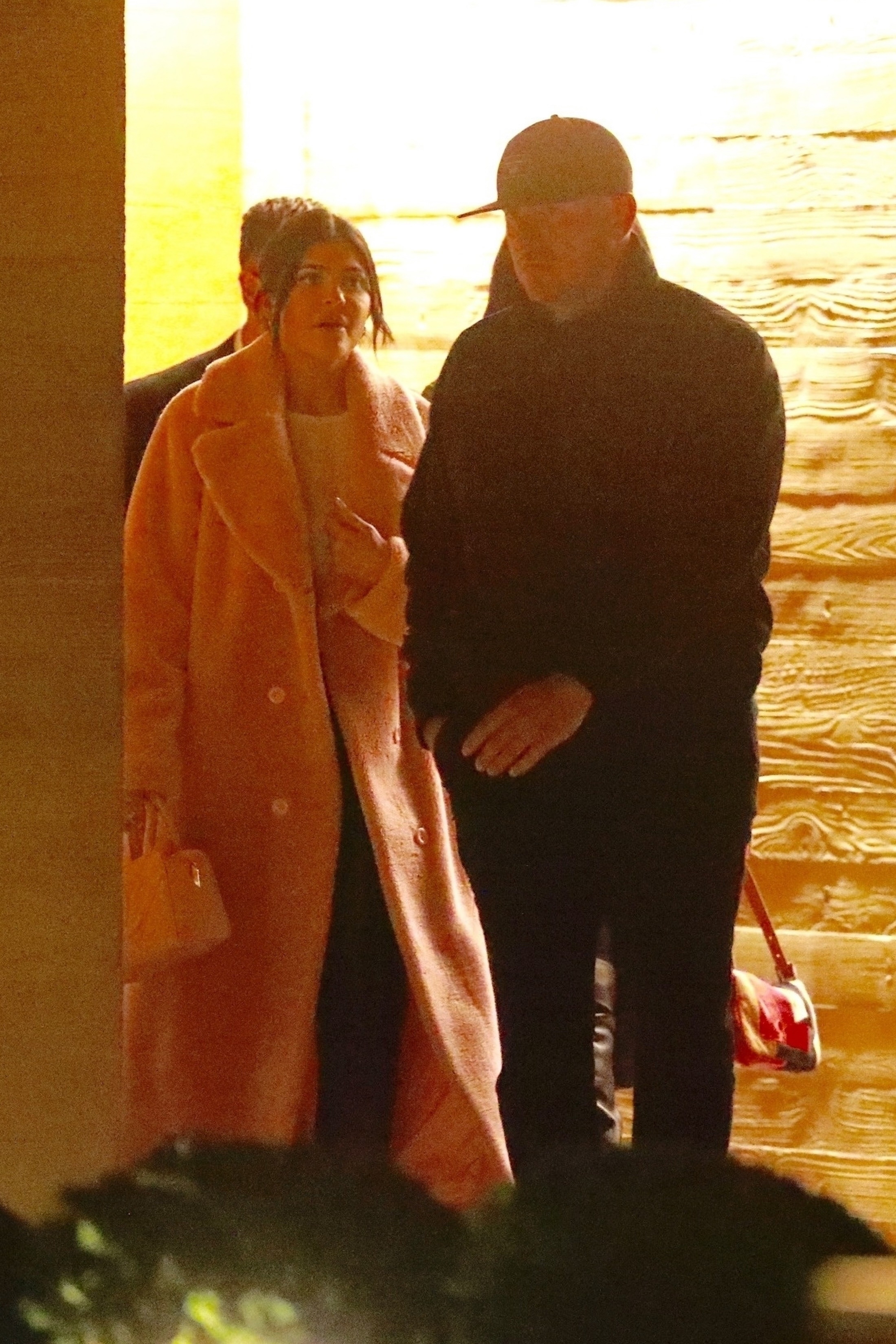 Kylie Jenner ukrywa ciążowy brzuszek pod wielkim płaszczem? (ZDJĘCIA) Kylie Jenner ukrywa ciążowy brzuszek pod wielkim płaszczem? (ZDJĘCIA)