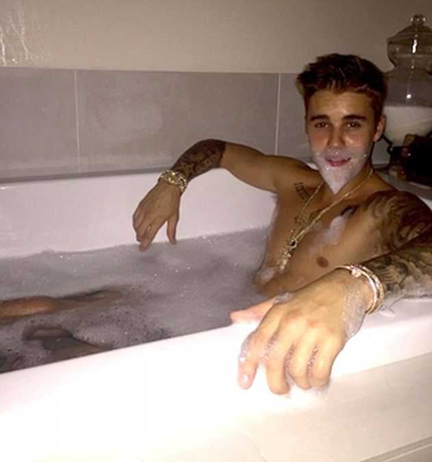 Justin Bieber NAGO w wannie (FOTO)