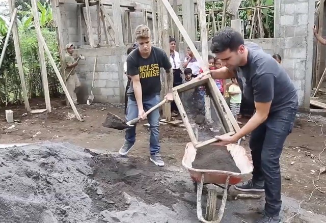 Justin Bieber pomaga budować szkołę w Gwatemali (FOTO) Justin Bieber pomaga budować szkołę w Gwatemali (FOTO)