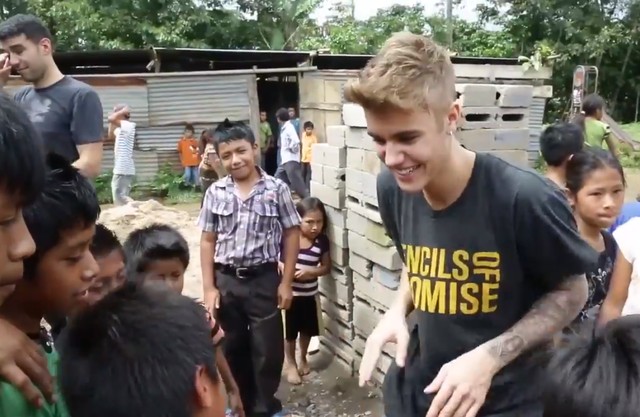 Justin Bieber pomaga budować szkołę w Gwatemali (FOTO) Justin Bieber pomaga budować szkołę w Gwatemali (FOTO)