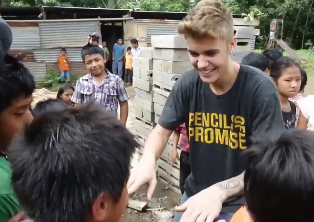 Justin Bieber pomaga budować szkołę w Gwatemali (FOTO) Justin Bieber pomaga budować szkołę w Gwatemali (FOTO)