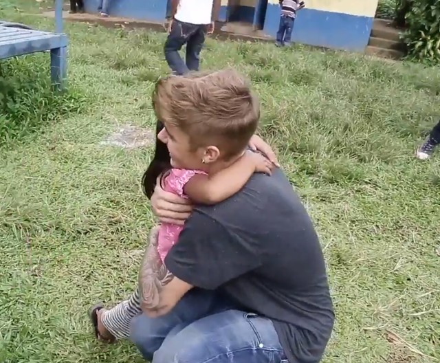 Justin Bieber pomaga budować szkołę w Gwatemali (FOTO) Justin Bieber pomaga budować szkołę w Gwatemali (FOTO)