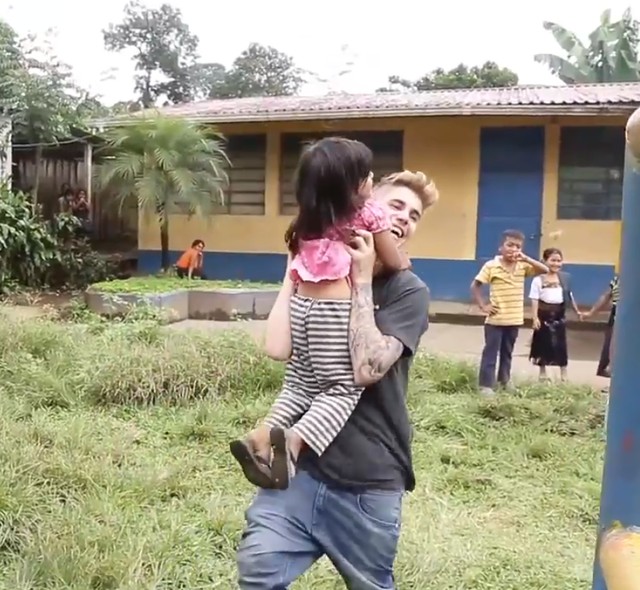 Justin Bieber pomaga budować szkołę w Gwatemali (FOTO)
