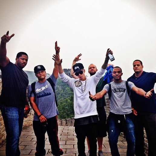 Justin Bieber kazał się nieść przez Mur Chiński (FOTO)