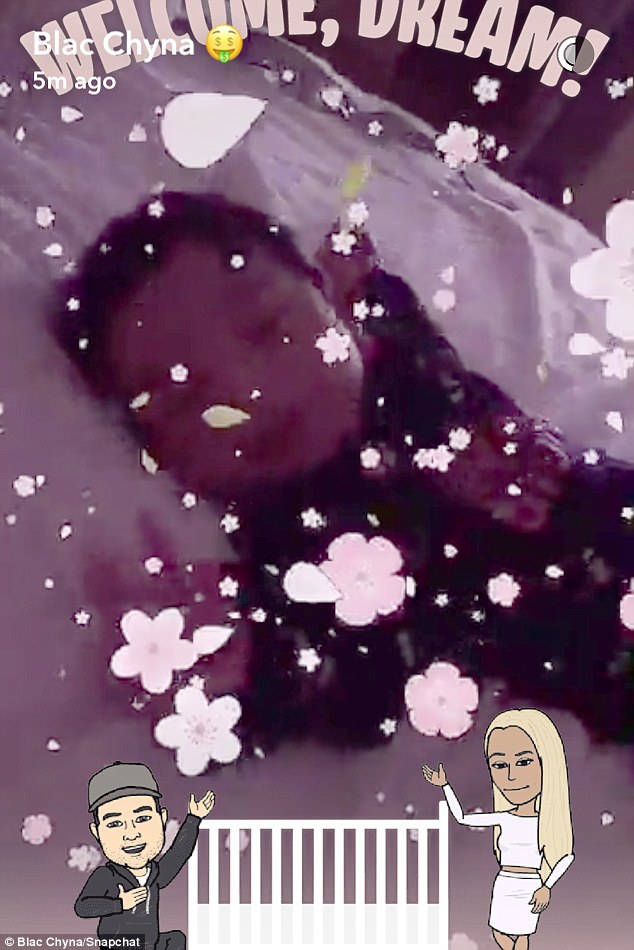 Tydzień po porodzie na Snapie Blac Chyny pojawiło się jej wyuzdane zdjęcie Tydzień po porodzie na Snapie Blac Chyny pojawiło się jej wyuzdane zdjęcie