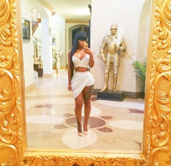 Kim Kardashian nosi gorset wyszczuplająco-modelujący (FOTO)