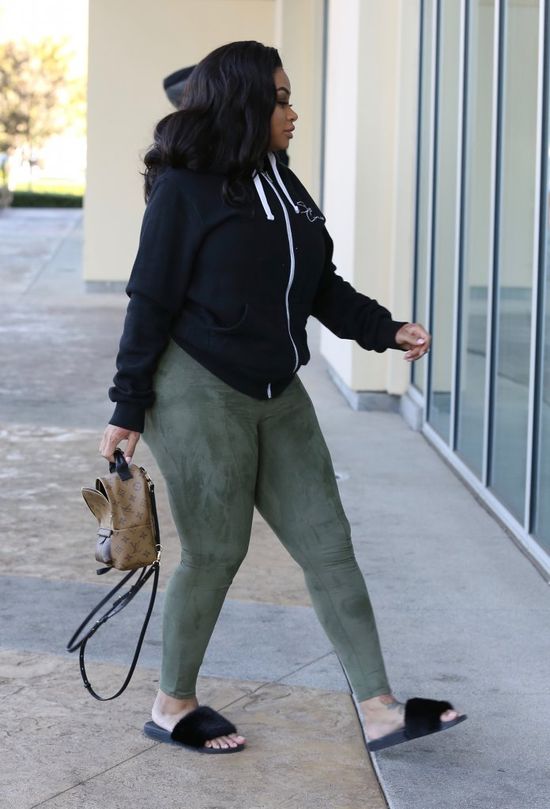 Ma nogi w kształcie litery X i monsyrualną pupę. Kompleksów nie ma żadnych