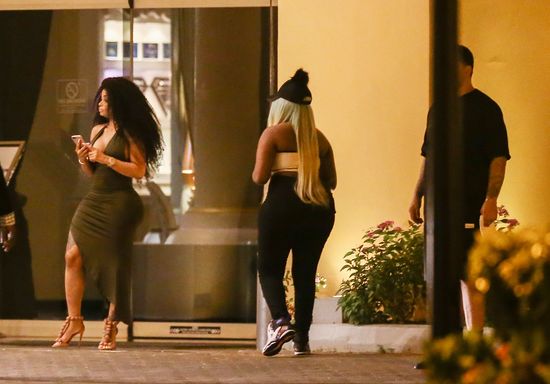 OMG! Blac Chyna pozwoliła wyjść tak Robowi z hotelu?