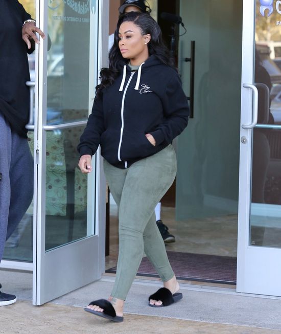 Ma nogi w kształcie litery X i monsyrualną pupę. Kompleksów nie ma żadnych