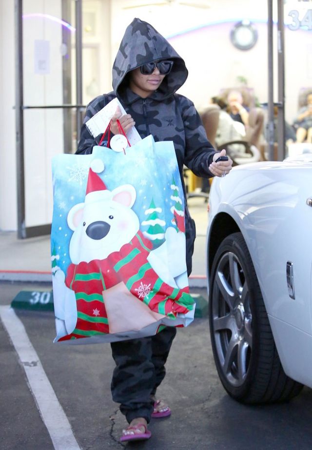 Blac Chyna w skowronkach i w kombinezonie moro - poszła szykować broń? (FOTO) Blac Chyna w skowronkach i w kombinezonie moro - poszła szykować broń? (FOTO)