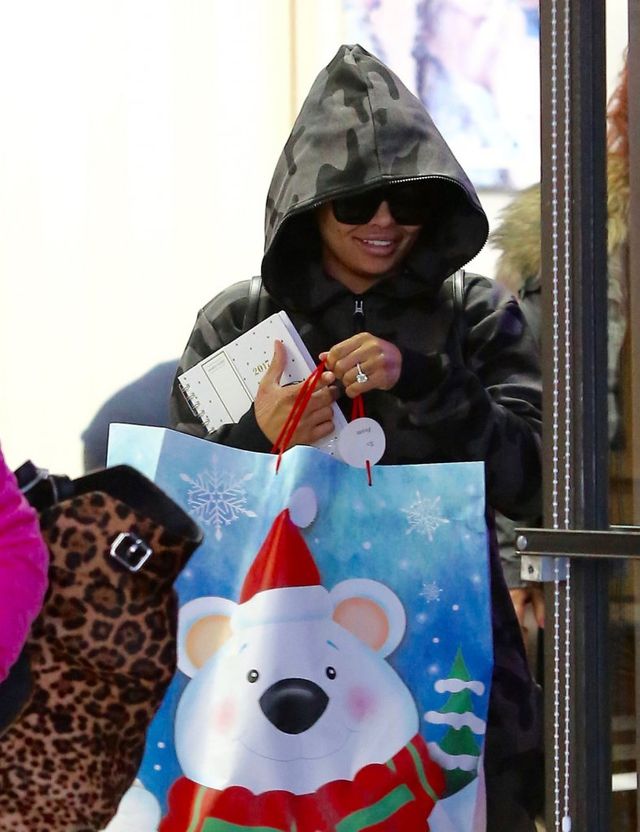 Blac Chyna w skowronkach i w kombinezonie moro - poszła szykować broń? (FOTO) Blac Chyna w skowronkach i w kombinezonie moro - poszła szykować broń? (FOTO)