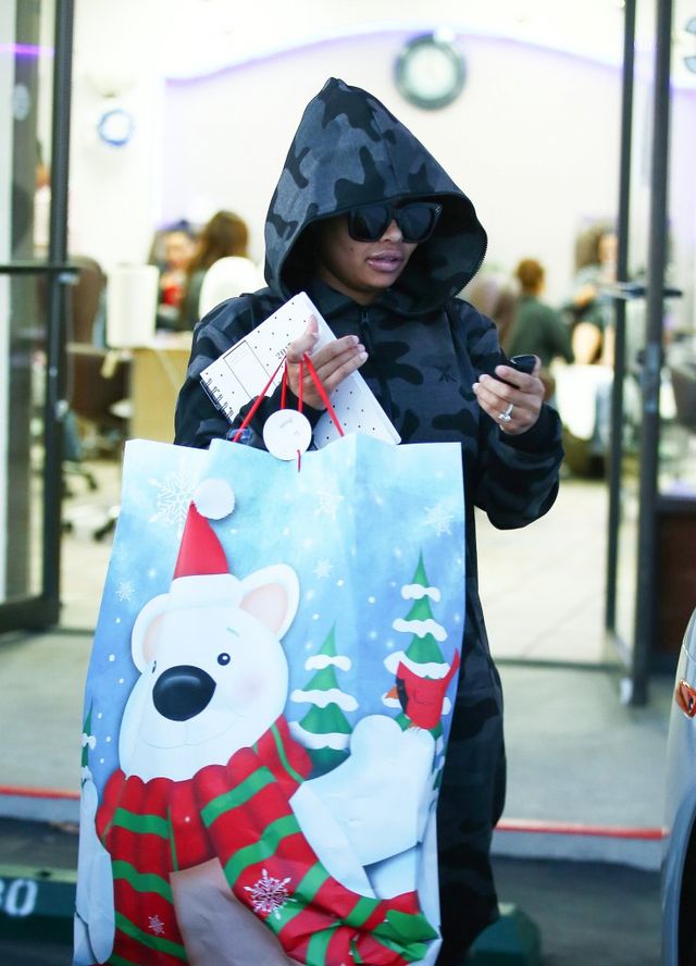 Blac Chyna w skowronkach i w kombinezonie moro - poszła szykować broń? (FOTO) Blac Chyna w skowronkach i w kombinezonie moro - poszła szykować broń? (FOTO)